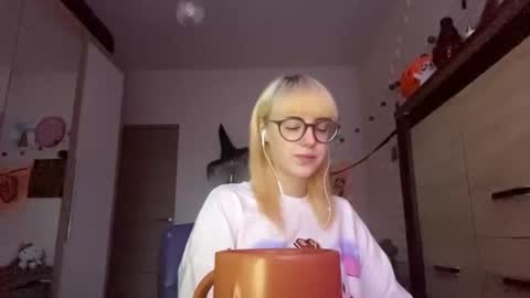 Snapshot of alexandragaber chatting on November 12, 2025, 2:06 pm Lia online show from November 12, 2025, 2:06 pm