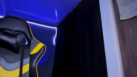 alexgiraldo__ online show from November 14, 2025, 7:07 am