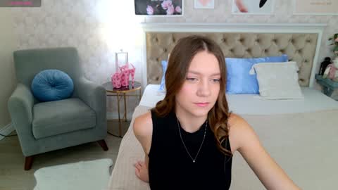 Snapshot of alice_charmy chatting on February 1, 2025, 5:07 am Alice in Wonderland online show from February 1, 2025, 5:07 am