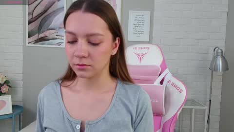 Snapshot of alice_charmy chatting on March 1, 2025, 5:09 am Alice in Wonderland online show from March 1, 2025, 5:09 am