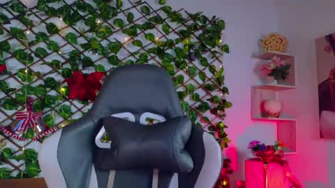 alice_rous21 online show from December 15, 2025, 1:37 pm