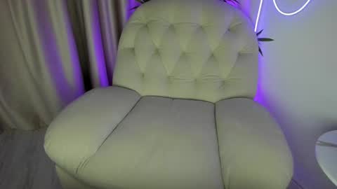 Snapshot of alicelevine chatting on November 19, 2025, 5:18 am AliceLevine online show from November 19, 2025, 5:18 am