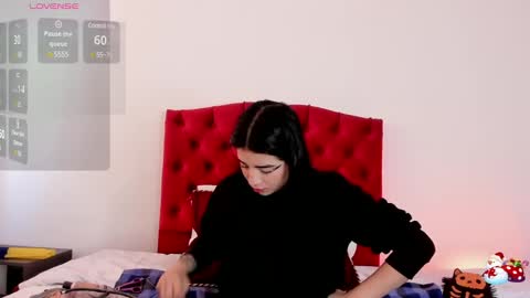 aliice_walker_ online show from December 11, 2024, 2:11 pm