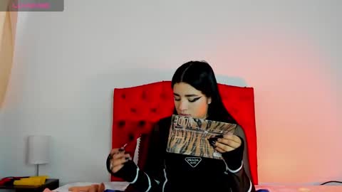 aliice_walker_ online show from December 17, 2024, 12:33 pm