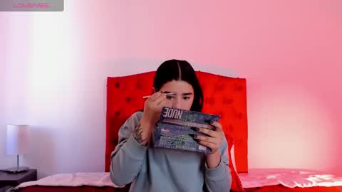 aliice_walker_ online show from December 20, 2024, 12:38 pm