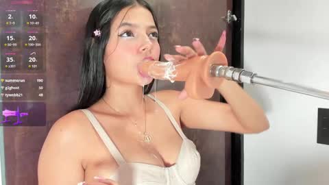 Snapshot of alina_cute18 chatting on March 6, 2025, 9:42 pm alina online show from March 6, 2025, 9:42 pm