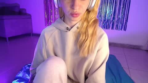 Snapshot of alina_lee_t chatting on October 16, 2025, 2:45 am Alina  online show from October 16, 2025, 2:45 am