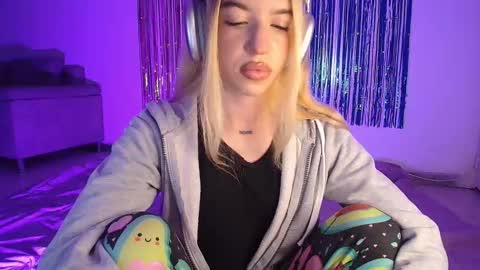 Snapshot of alina_lee_t chatting on October 25, 2025, 3:03 am Alina  online show from October 25, 2025, 3:03 am