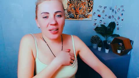 Snapshot of alinafrey_ chatting on February 10, 2026, 6:56 pm Alina online show from February 10, 2026, 6:56 pm