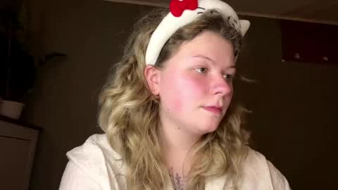 Alina online show from April 22, 2026, 10:44 pm