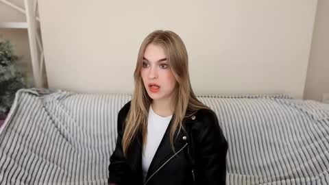 Snapshot of alinalemon chatting on March 11, 2026, 9:32 pm Alina online show from March 11, 2026, 9:32 pm