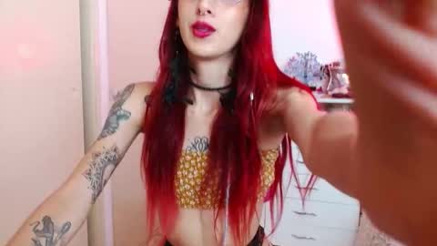 alissesallie_ online show from November 24, 2025, 11:48 pm