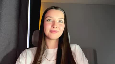 Snapshot of alitalapre chatting on November 19, 2025, 9:53 am Annie online show from November 19, 2025, 9:53 am