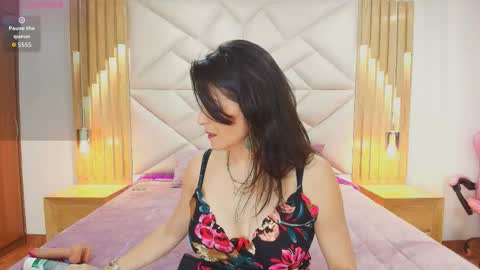 Aliie  online show from November 10, 2025, 12:04 pm