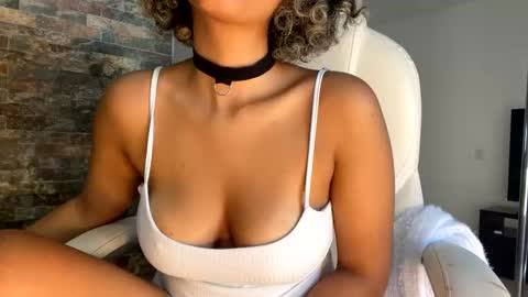 Snapshot of ally_summer chatting on December 9, 2024, 4:37 pm ally_summer online show from December 9, 2024, 4:37 pm