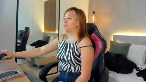 ALMA FENIX  online show from December 15, 2025, 12:42 pm