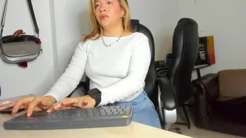 ALMA FENIX  online show from April 18, 2026, 7:58 pm