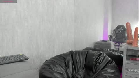 Snapshot of almazz_ chatting on October 3, 2025, 8:17 pm Santy online show from October 3, 2025, 8:17 pm