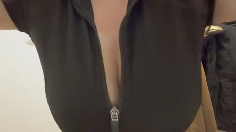 Snapshot of aloha_catita chatting on October 24, 2025, 11:45 pm Aloha Catita online show from October 24, 2025, 11:45 pm