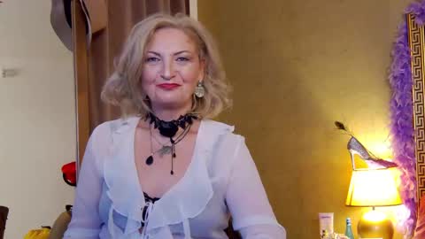 Snapshot of alura_jenson_ chatting on June 4, 2026, 9:10 pm Alura Jenson online show from June 4, 2026, 9:10 pm