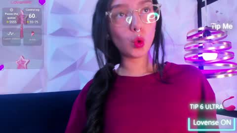 Snapshot of alys_molly chatting on December 19, 2024, 2:13 pm sopie online show from December 19, 2024, 2:13 pm