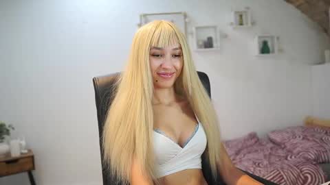 Amai  Liu online show from October 3, 2025, 5:43 pm