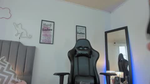 Hi Im AmaiaHelp me reach 100 likes online show from November 17, 2025, 7:41 pm