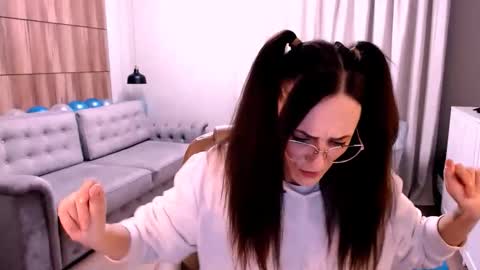 Izza online show from October 29, 2025, 2:19 pm