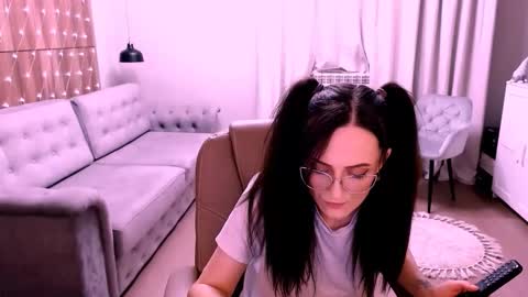 Izza online show from December 15, 2025, 2:10 pm