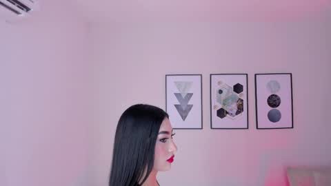 ambarevans_ online show from September 19, 2025, 11:33 am