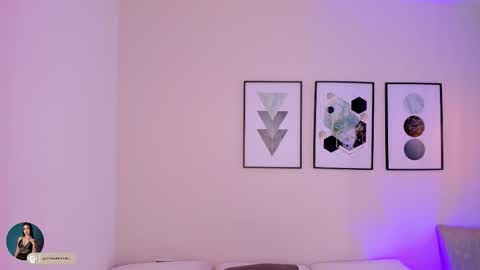 ambarevans_ online show from November 12, 2025, 11:54 am