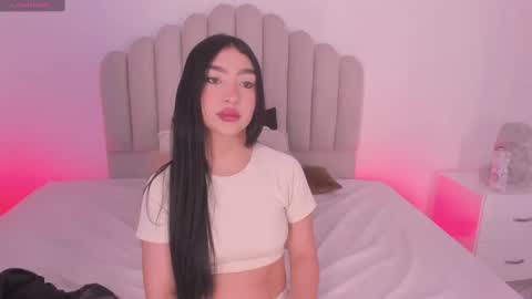 ambarevans_ online show from November 20, 2025, 11:43 am