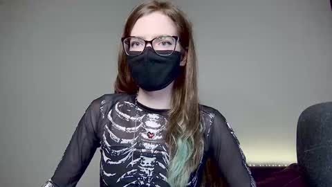 Amber non-nude model online show from December 2, 2025, 1:55 am