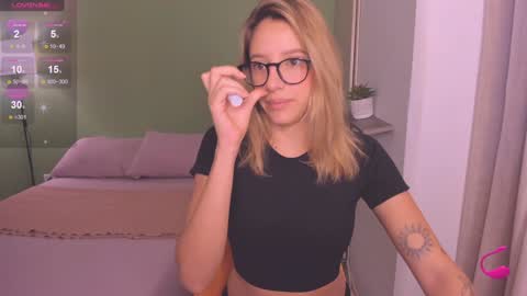 Amelie Graham online show from December 11, 2024, 10:58 am