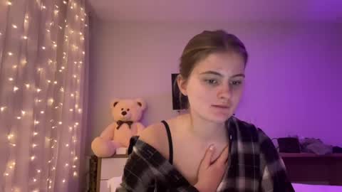 amorelle_ online show from April 13, 2026, 8:03 pm