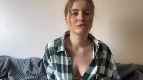 amorelle_ online show from April 21, 2026, 10:10 am