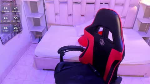 amyevan_ online show from October 11, 2025, 10:19 pm