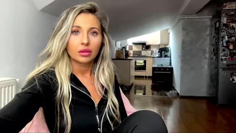 amyroberta92 online show from February 18, 2025, 10:16 am