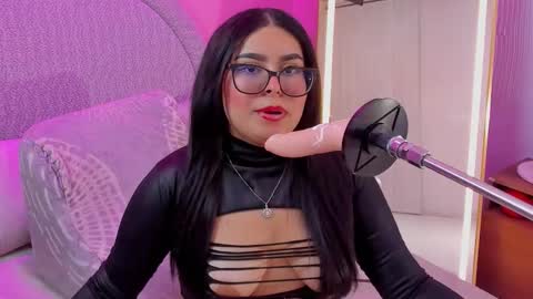 amywhitte_ online show from November 18, 2025, 8:13 pm