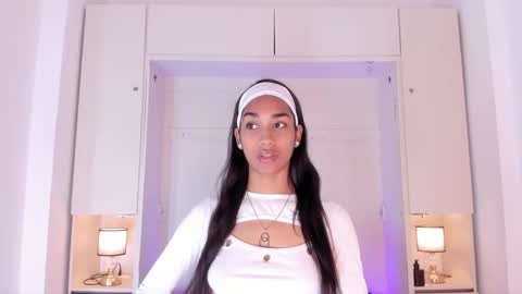 anaacollins_ online show from October 13, 2025, 11:32 am