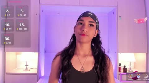 anaacollins_ online show from November 3, 2025, 11:33 am