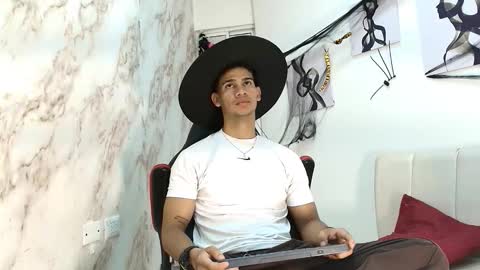 andres_stud online show from October 20, 2025, 4:46 am