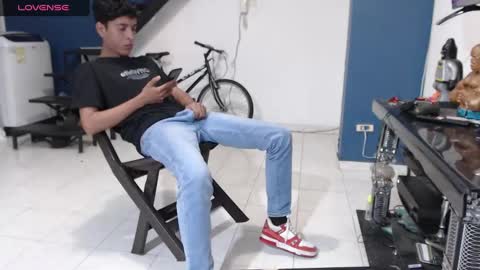 Snapshot of andressdean chatting on December 16, 2024, 1:21 am Andres Dean online show from December 16, 2024, 1:21 am