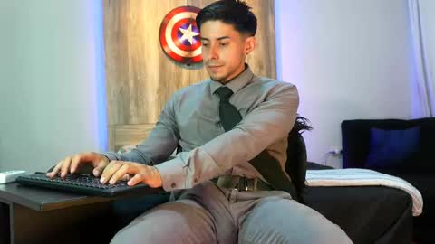 Snapshot of andrew_elliot chatting on March 8, 2025, 3:17 am Andrew online show from March 8, 2025, 3:17 am