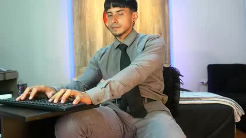 Snapshot of andrew_elliot chatting on March 12, 2025, 2:52 am Andrew online show from March 12, 2025, 2:52 am