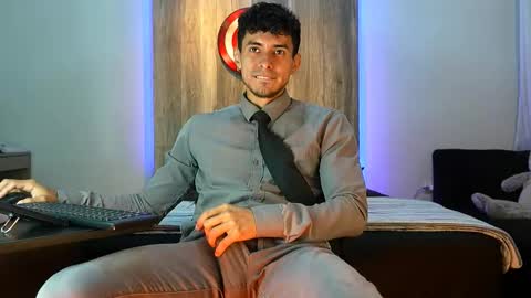 Snapshot of andrew_elliot chatting on October 13, 2025, 2:33 am Andrew online show from October 13, 2025, 2:33 am