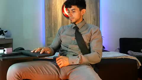 Snapshot of andrew_elliot chatting on October 23, 2025, 3:17 am Andrew online show from October 23, 2025, 3:17 am