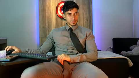 Snapshot of andrew_elliot chatting on November 8, 2025, 4:34 am Andrew online show from November 8, 2025, 4:34 am