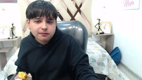 Snapshot of andrewsmile_ chatting on January 8, 2025, 1:20 pm ANDREW online show from January 8, 2025, 1:20 pm