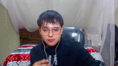 Snapshot of andrewsmile_ chatting on February 7, 2025, 12:28 pm ANDREW online show from February 7, 2025, 12:28 pm